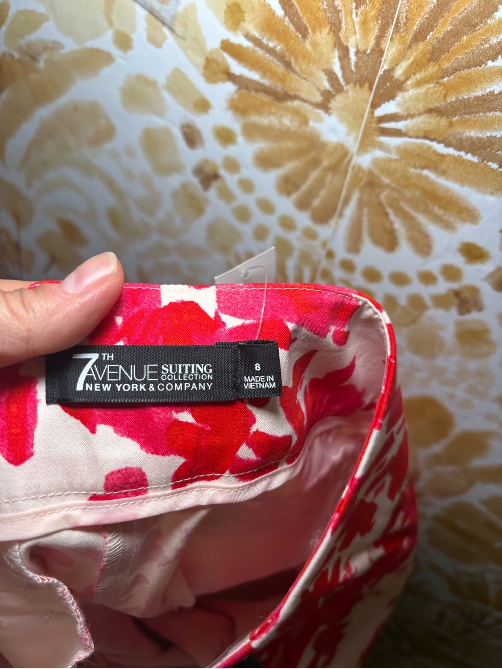 NWT New York & Company Pink Floral Pull-On Capri Pants | Slim Stretch Crop - Picture 3 of 12